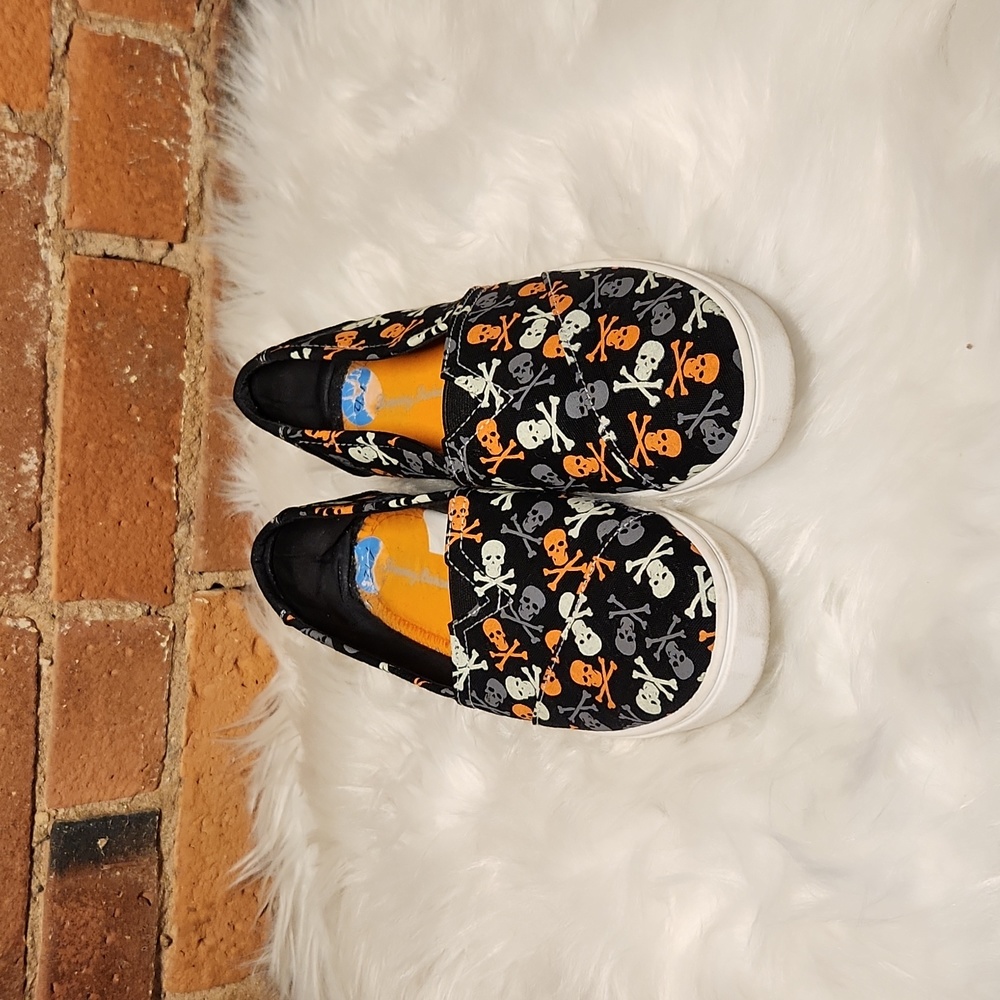 Tommy Bahama Glow-In-The-Dark Skull print loafers - Picture 2 of 9